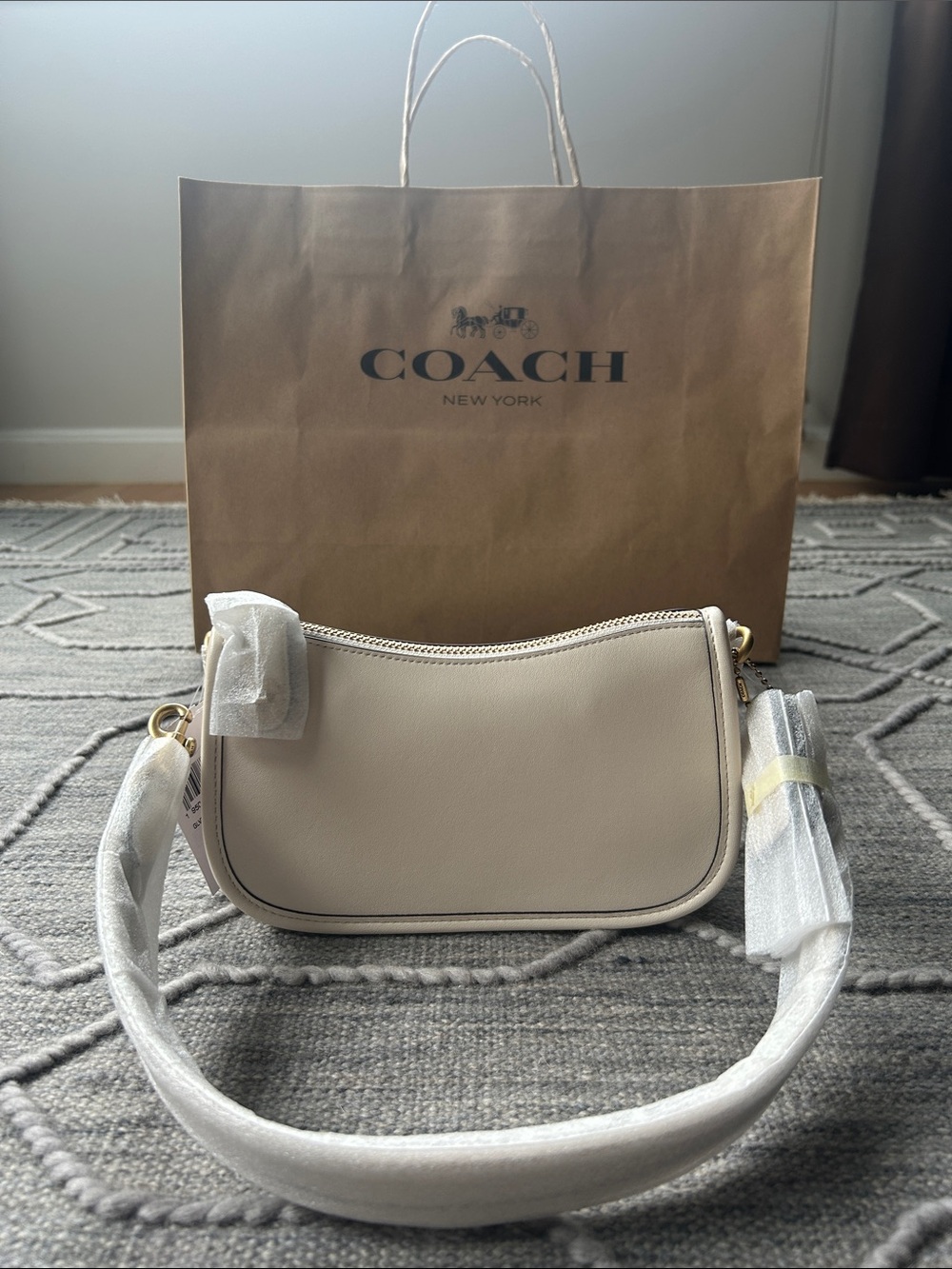 Authentic COACH NWT Swinger Bag 20 in Chalk White Glovetanned Leather
